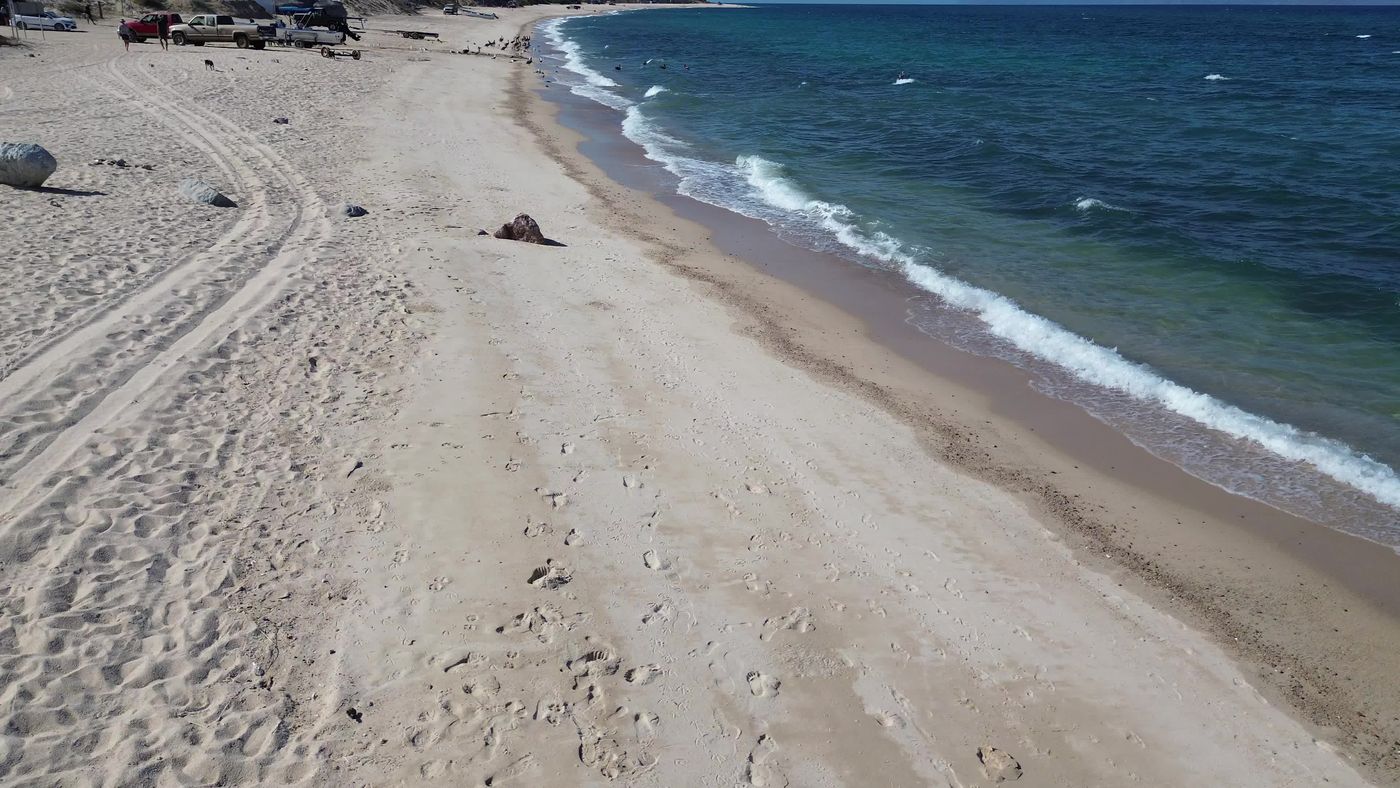Vista aérea con dron de la playa y los terrenos de El Sargento, BCS