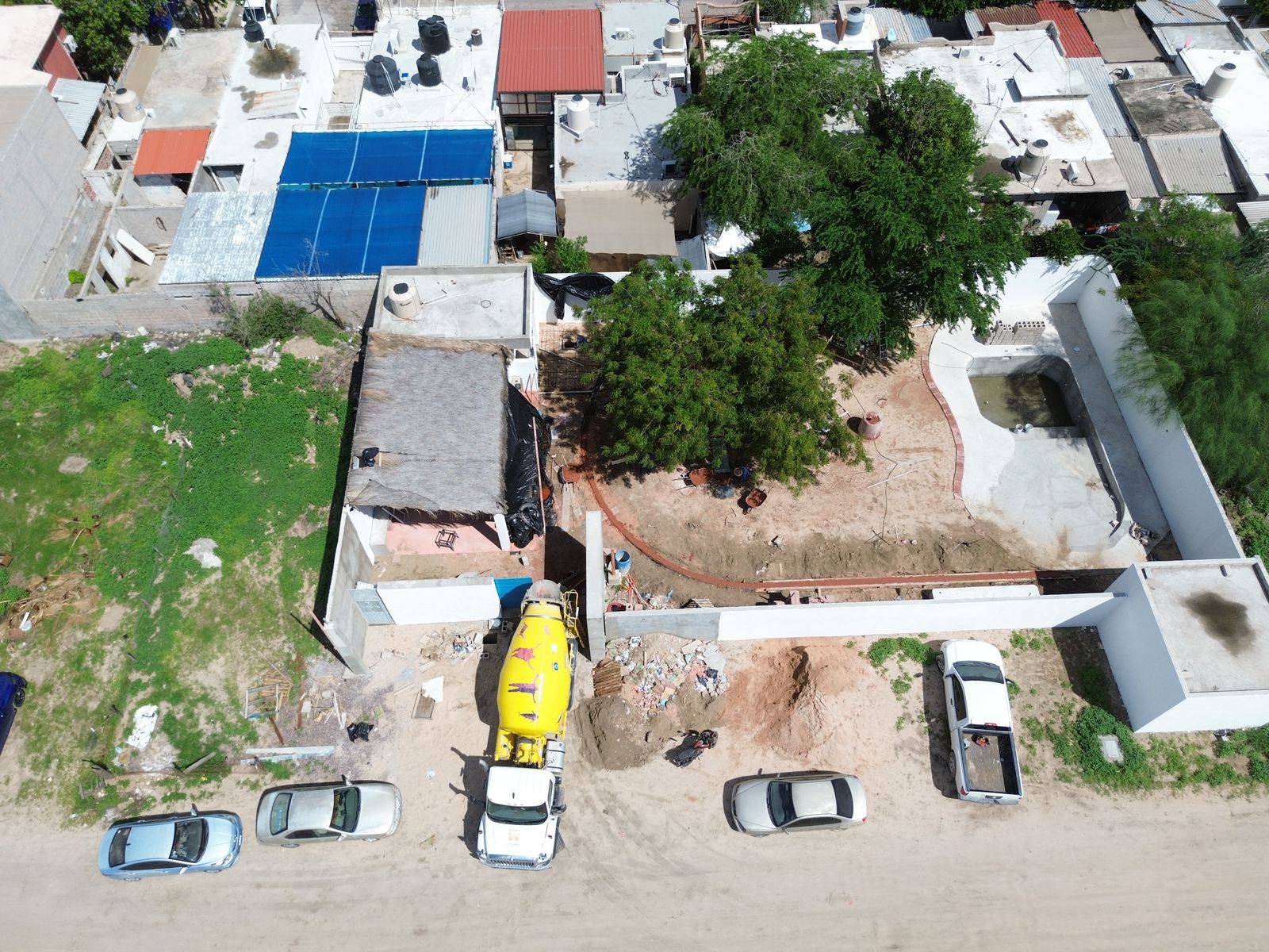 Vista aérea con dron de la obra Patio Azul en La Paz, BCS: local, alberca y barda en construcción
